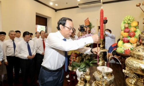 Lãnh đạo TP. Hồ Chí Minh dâng hương Chủ tịch Hồ Chí Minh nhân dịp Quốc khánh 2-9